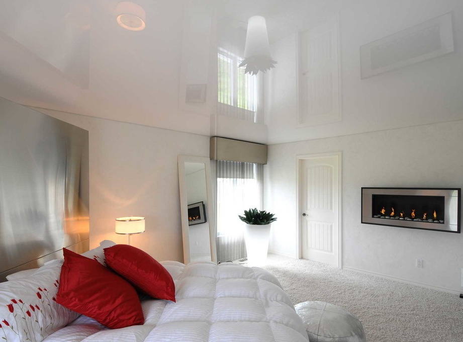 Глянцевый натяжной потолок в спальню <br>